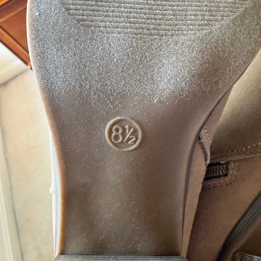 Universal Thread May Tan Faux Suede Tall Block Heel Boots‎ Size 8.NWT